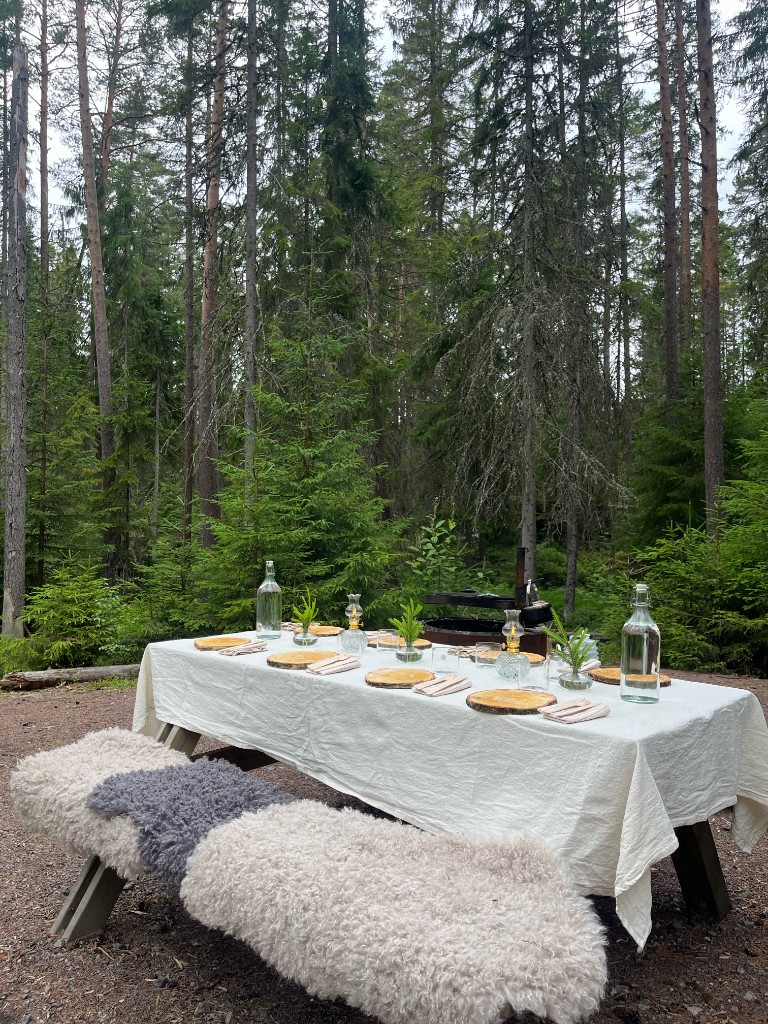 Set table in the forest — tailored tour